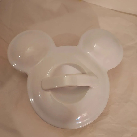 Disney White & Black Mickey Mouse Casserole Dish with Lid Snowflake Design - Picture 2 of 10